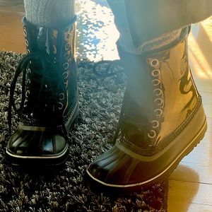 Sorel 964 black patent leather winter boots size 5